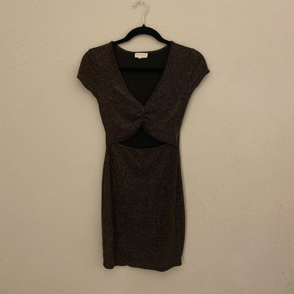 Vestido corto negro brilla te en dorado talla M abertura en la parte del frente